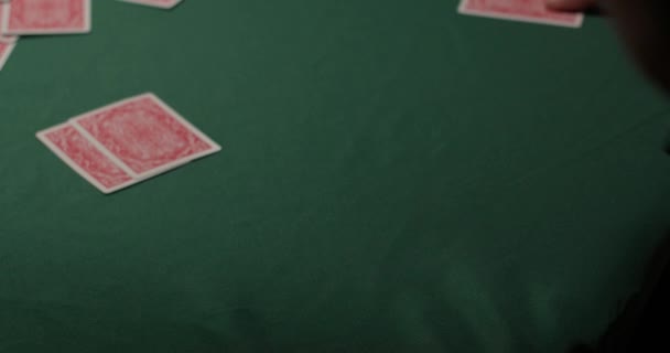 Jugador Saca Dos Cartas Las Pone Nuevo Oscuro Casino Mal — Vídeo de stock