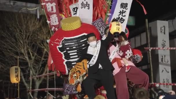 Japoński Ojciec Trzyma Córkę Podczas Parady Sagicho Matsuri Event — Wideo stockowe