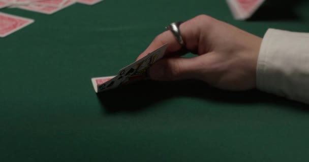 Hazardní Hráč Bílé Košili Vytáhne Dvě Karty Vrátí Tmavého Kasina — Stock video