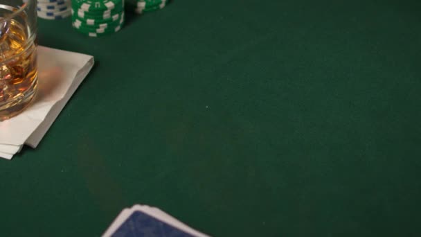 Фишка для покера переворачивается на стол Лицензионные Стоковые Видеоролики