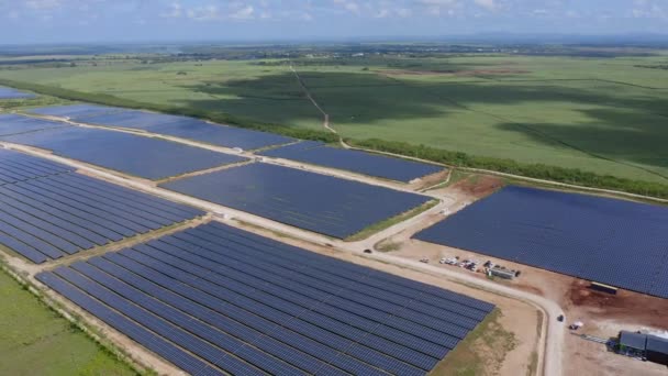 多米尼加共和国San Pedro Macoris太阳能农场的全景广阔 无人机空中盘旋视图 — 图库视频影像