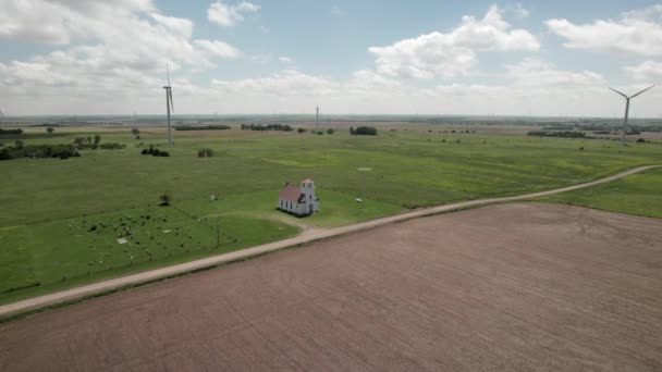 Langzame Antenne Nadering Naar Kleine Kerk Kerkhof Windturbines Achtergrond — Stockvideo