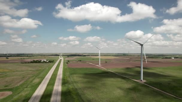 Elevación Aérea Lenta Sobre Turbinas Eólicas Campos Soleados Tráfico Carretera — Vídeos de Stock