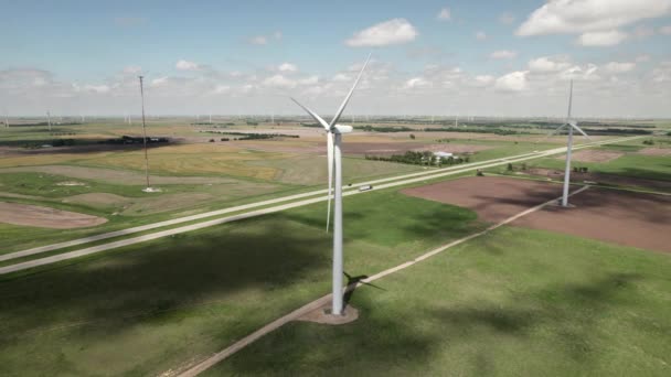 Statische Luftaufnahme Der Staatsstraße Durch Einen Großen Windkraftpark — Stockvideo