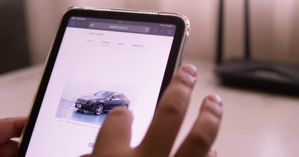 Böngészés Egy Online Piacon Használt Autók Cars24 Honlapján Sok Autó — Stock videók