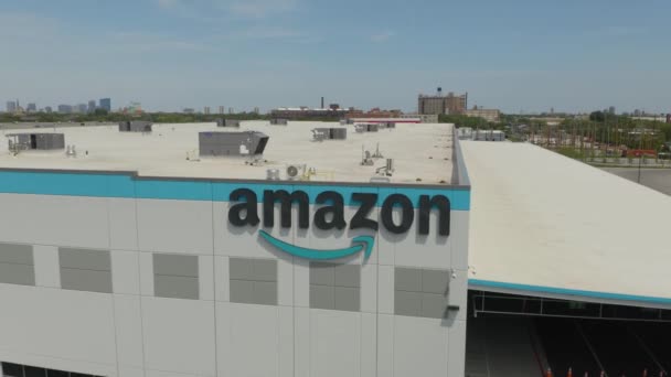 Drone Flies Away Amazon Logo Reveal Large Warehouse — Vídeo de Stock
