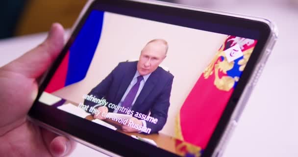 收看俄罗斯总统普京的新闻 并在网上就平板电脑发表演讲 关于俄罗斯和乌克兰之间紧张关系的新闻 战争威胁俄罗斯的侵略 — 图库视频影像