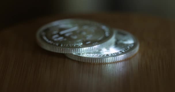 Ruka Přidá Stříbrnou Bitcoin Hromadu Stole Zblízka Selektivní Zaměření — Stock video