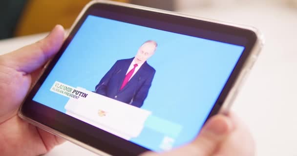 收看俄罗斯总统普京的新闻 并在网上就平板电脑发表演讲 关于俄罗斯和乌克兰之间紧张关系的新闻 战争威胁俄罗斯的侵略 — 图库视频影像