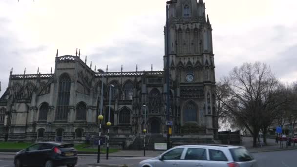 Verkehrsszene Auf Der Straße Der Nähe Der Kathedrale Von Bristol — Stockvideo