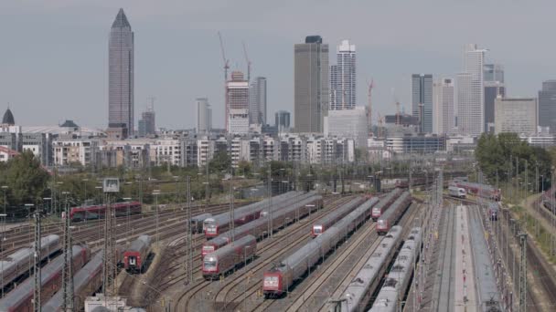 Tren Istasyonuna Park Edilmiş Yüksek Açılı Trenler Şehir Manzarası Frankfurt — Stok video