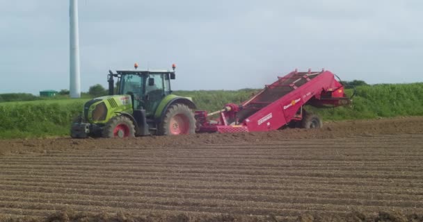 Farmer Driving Tractor Ploughing Soil Field Summer Day Cornwall England — Stock video