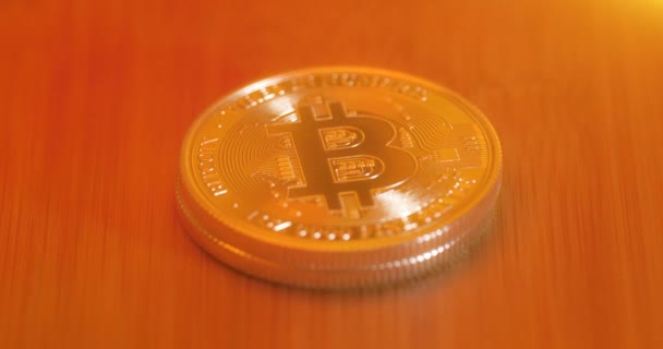 Golden Bitcoin Cai Sobre Pilha Perto — Vídeo de Stock