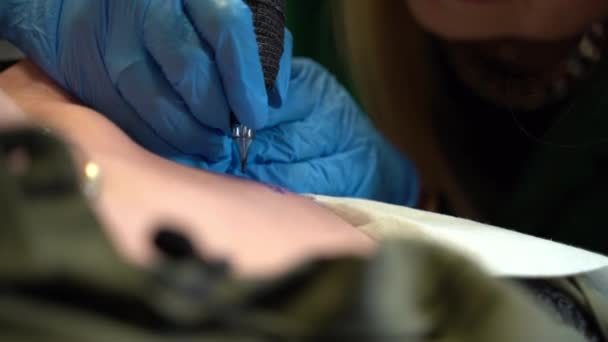 Artista Del Tatuaggio Sta Facendo Tatuaggio Sulla Pelle Una Persona — Video Stock
