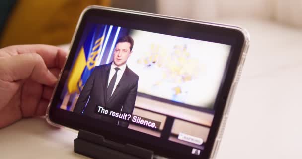 ニュースでウクライナのVolodmyr Zellenskyの社長を見て タブレット上でオンラインスピーチを行います ウクライナとロシアの緊張に関するニュース ロシアの侵略 戦争の脅威 — ストック動画