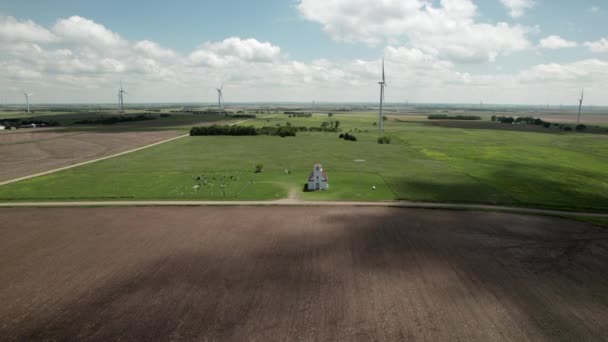 Abordagem Aérea Para Pequena Igreja Cemitério Meio Campo Turbinas Eólicas — Vídeo de Stock