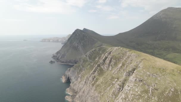 Rocky Green Slopes Majestic Mountains Achill Island Luftaufnahme — Stockvideo