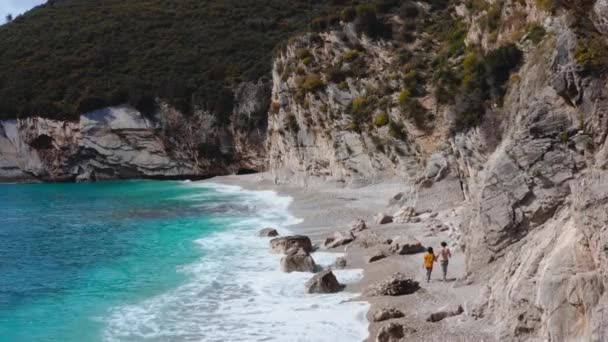 Αεροφωτογραφία Ζευγαριού Που Κάνουν Μια Βόλτα Στην Παραλία Τεράστιους Βράχους — Αρχείο Βίντεο