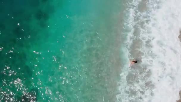 Ragazza Godendo Spiaggia Paradisiaca Acque Cristalline Una Giornata Sole Vista — Video Stock