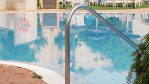 Pohled Prázdný Bazén Klidnou Vodou Inox Pole Stráž Rekreační Středisko — Stock video