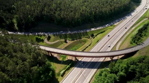 ポーランドのグディニアで移動車と高速道路のマルチレベルインターチェンジ道路 空中ドローン撮影 — ストック動画