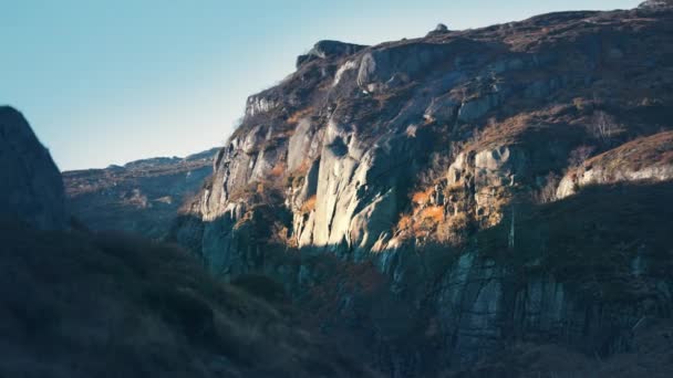 황무지와 바위가 지형은 지평선까지 있습니다 슬로우 오른쪽 — 비디오
