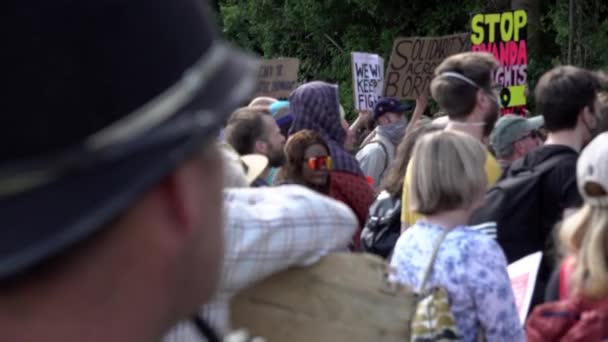 Поліцейський Язківець Спостерігає Протестом Проти Депортації Руанду Межами Центру Ліквідації — стокове відео