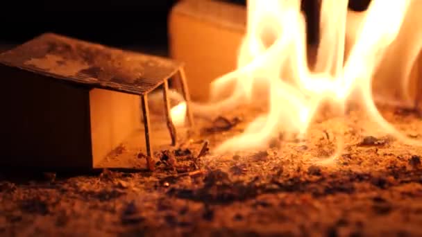 Gelbe Flammen Zerstören Papphaus Diorama Großaufnahme — Stockvideo