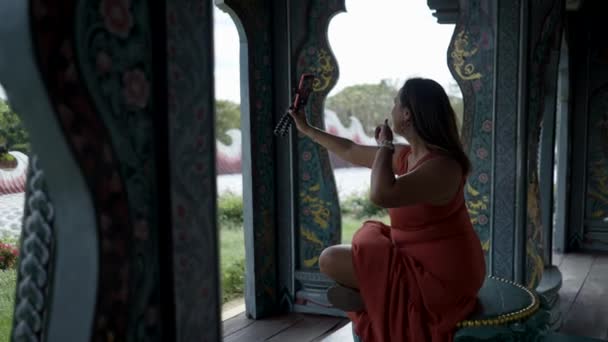 Vrouw Neemt Selfies Haar Smartphone Ancient City Museum Park Thai — Stockvideo