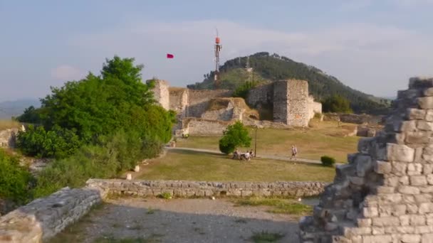 Young Traveling Couple Exploring Ruins Ancient Castle Sunset Berat Albania — Vídeos de Stock