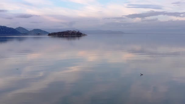 Spokojna Woda Jeziora Skadar Odzwierciedlająca Niebo Albania Czarnogóra Punktem Orientacyjnym — Wideo stockowe