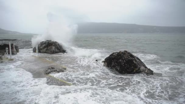 Olas Oceánicas Chocan Violentamente Contra Rocas Costa Una Tormenta Severa — Vídeo de stock