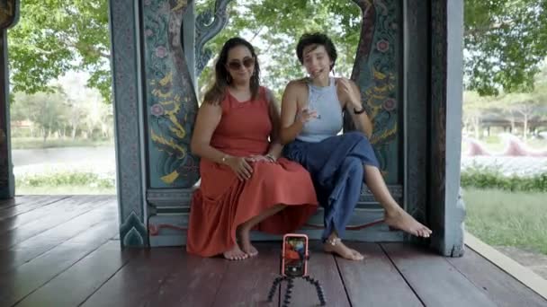 Women Vloggers Recording Video Travel Channel Ancient City Museum Park — Vídeo de stock