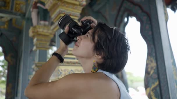 Beautiful Woman Takes Pictures Beautiful Architecture Ancient City Museum Park — Video Stock