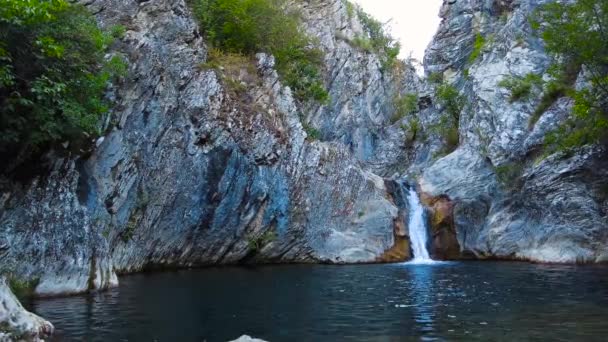 Waterfall Boaza Waterfall Stony Cliffs Overgrown Trees Right Small Lake — Stockvideo