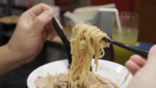 Homem Usar Chocpstick Para Comer Macarrão Japonês Ramen Japonês Fast — Vídeo de Stock