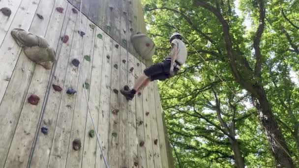 Young Man Abseiling High Climbing Wall Forest England — Vídeo de Stock
