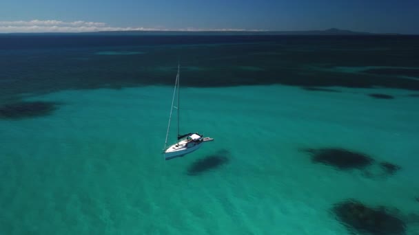 Flyg Parallax Runt Segelbåt Flyter Lugn Klar Tropisk Ocean — Stockvideo