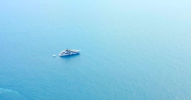 High Angle Shot Boat Visible Distance Sea Daytime Private Luxury — Stock videók