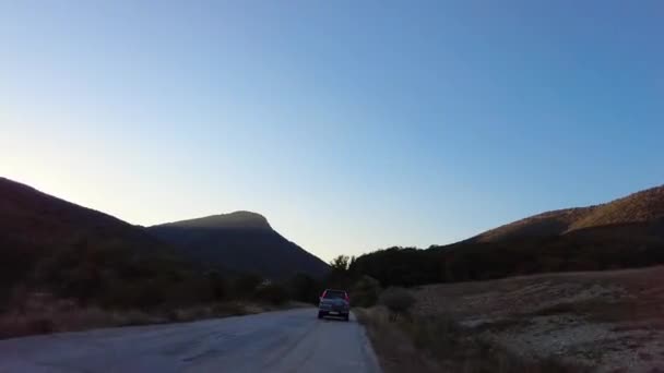 Szybka Jazda Samochodem Drugim Samochodzie Klimatycznej Bułgarskiej Górskiej — Wideo stockowe