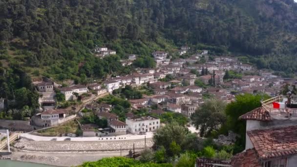 Drone Flying Backwards Revealing Young Woman Taking Photos Top Berat — Vídeo de Stock