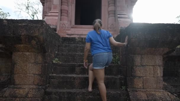 Een Vrouw Toeristische Beklimming Stappen Blootsvoets Invoeren Van Het Historische — Stockvideo