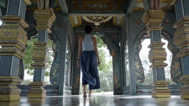 Girl Walking Beautiful Old Temple Bangkok Thailand Medium Shot — Stockvideo