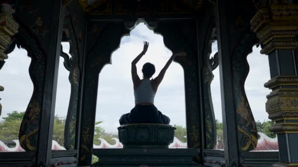 Rear View Woman Doing Yoga Ancient City Museum Thai Ban — ストック動画