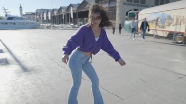 Close Slomo Girl Spinning Rollerskates Harbor Sun — Stockvideo