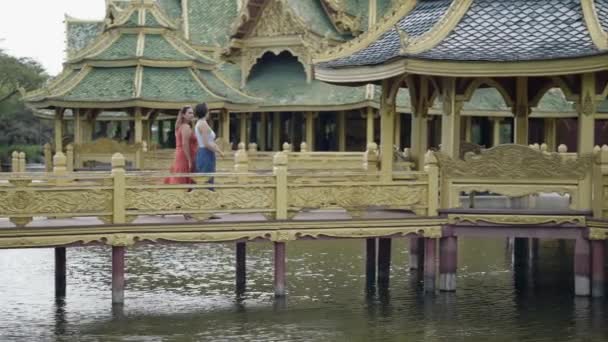 Two Women Walking Bridge Pavilion Ancient City Muang Boran Bangkok — Vídeo de Stock