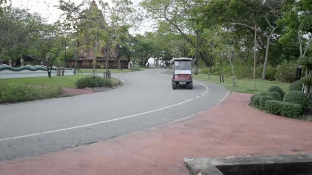 Two Female Tourists Friends Enjoying Golf Cart Tour Ride Museum — Stock videók