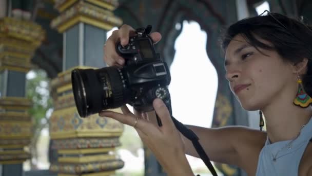 Beautiful Woman Having Great Time Photographing Architecture Ancient City Museum — Vídeo de Stock