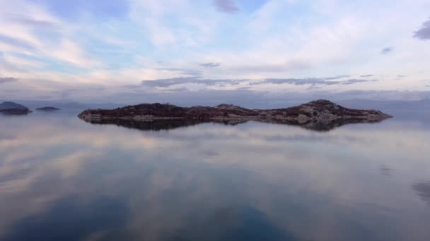 Powolny Ruch Jeziora Skadar Krystalicznie Czystą Wodą Odzwierciedlającą Zachmurzone Niebo — Wideo stockowe