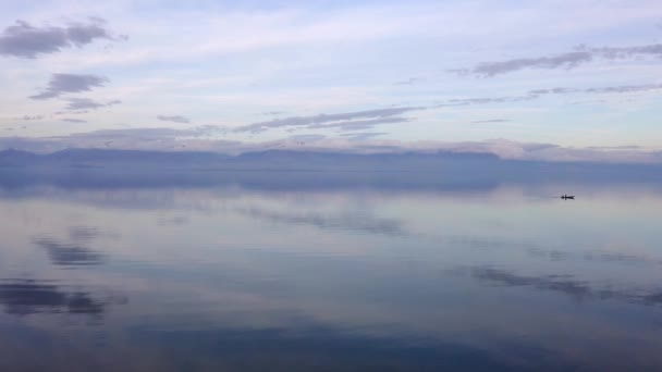 Barco Pescador Isolado Águas Silenciosas Lago Refletindo Céu Nublado Pequena — Vídeo de Stock